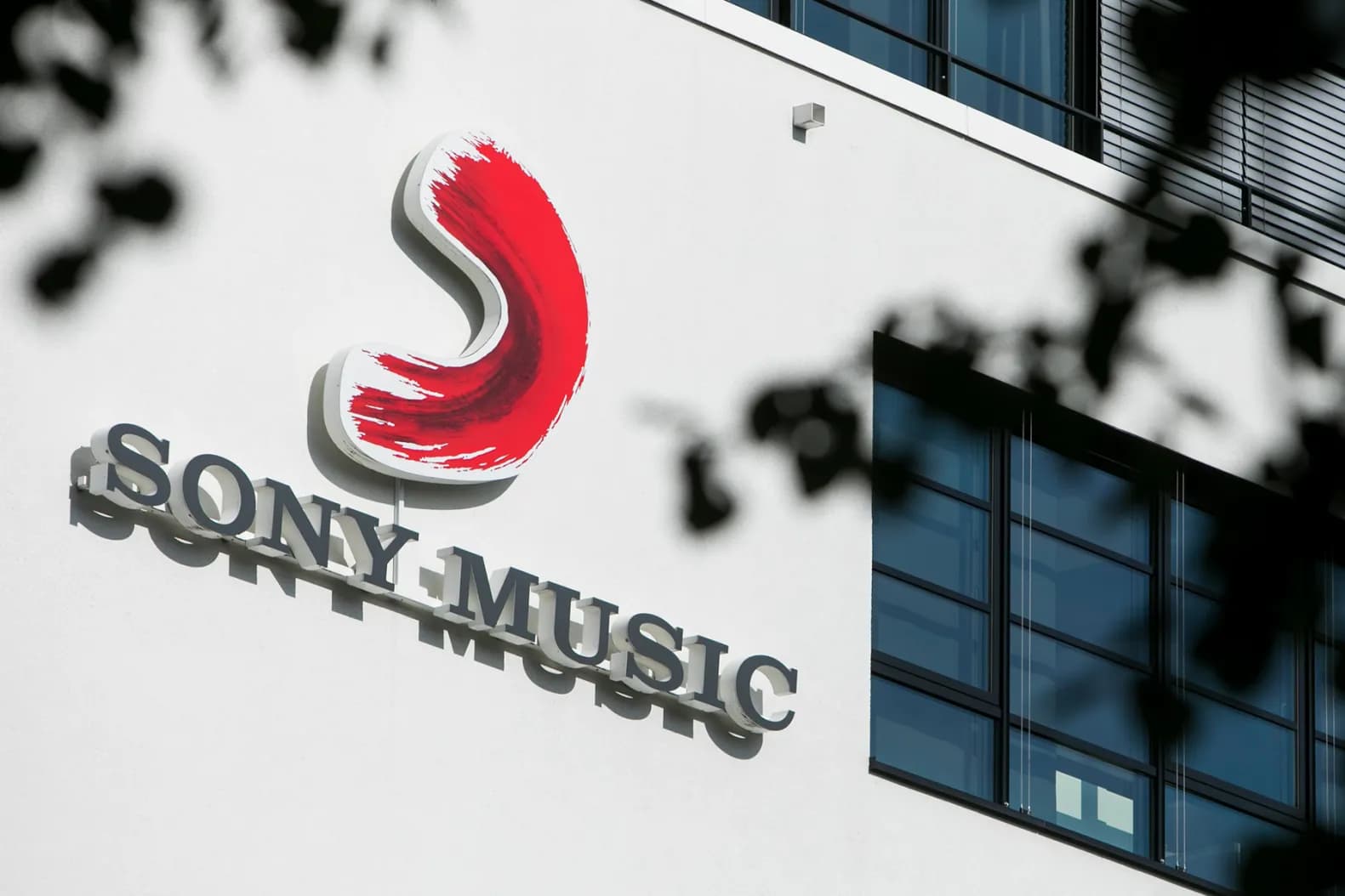 Sony’s $4 Billion Catalog Bid & Taylor Swift’s Legal War on AI Voice Cloning